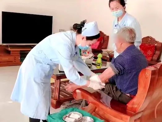 【保山安利醫(yī)院】82歲爺爺與老伴居家，在院手術(shù)后換藥不便，居家護理上門服務(wù)解難題